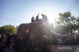 Warga mengikuti kirab budaya di Indramayu, Jawa Barat, Rabu (4/10/2023). Kirab budaya yang menampilkan berbagai kesenian tradisional dan hasil bumi itu digelar dalam rangka peringatan hari jadi ke-496 Kabupaten Indramayu. ANTARA FOTO/Dedhez Anggara/agr