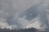  Tim Badan Nasional Penaggulangan Bencana (BNPB) menggunakan helikopter water bombing menumpahkan air di lokasi kebakaran kawasan Gunung Lawu di Ngawi, Jawa Timur, Rabu (4/10/2023). BNPB mengoperasikan helikopter untuk melakukan pemadaman kebakaran dengan metode water bombing mulai Selasa (3/10) di Gunung Lawu yang terbakar sejak sejak Jumat (29/9). ANTARA Jatim/Siswowidodo/zk