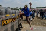 Anggota kepolisian menahan massa yang ricuh saat simulasi pengamanan pemilu di Lapangan Monumen Lautan Api di Tegallega, Bandung, Jawa Barat, Rabu (4/10/2023). Simulasi yang digelar Polrestabes Bandung serta instansi terkait tersebut untuk meningkatkan kemampuan personel yang terlibat pengamanan dalam mengantisipasi potensi gangguan keamanan pada Pemilu 2024 mendatang. ANTARA FOTO/Raisan Al Farisi/agr