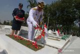 Kepala Kelompok Tenaga Pendidik (Kapokgadik) Kodiklatal Brigjen TNI Marinir Sarjito (kanan) menabur bunga saat ziarah di Taman Makam Pahlawan (TMP) Sepuluh Nopember, Surabaya, Jawa Timur, Rabu (4/10/2023). Ziarah tersebut dilakukan dalam rangka memperingati Hari Ulang Tahun (HUT) ke-78 TNI. ANTARA Jatim/Didik Suhartono/zk