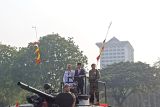Presiden Jokowi naik tank memeriksa kesiapan pasukan di HUT ke-78 TNI