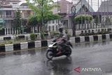 Hujan deras disertai petir melanda Sampit