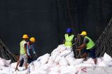 Pekerja menurunkan pupuk dari kapal di Pelabuhan Tanjungwangi, Banyuwangi, Jawa Timur, Rabu (4/10/2023). Data pupuk Indonesia menyatakan ketersediaan pupuk bersubsidi di Jawa Timur sebanyak 203.645 ton atau tiga kali lipat dari ketentuan minimum pemerintah sebagai persiapan musim tanam. ANTARA Jatim/Budi Candra Setya/zk 