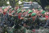 Prajurit TNI melakukan yel yel seusai mengikuti  upacara memperingati HUT ke 78 TNI di lapangan Blang Padang, Banda Aceh, Aceh, Kamis (5/10/2023). Dirgahayu HUT ke 78 TNI di daerah itu dimeriahkan dengan parade dan defile pasukan serta atraksi belada diri prajurit dari berbagai kesatuan jajaran Kodam Iskandar Muda.  ANTARA FOTO/Ampelsa.