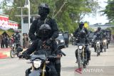 Prajurit TNI memberikan penghormatan saat melakukan defile seusai upacara memperingati HUT ke 78 TNI di lapangan Blang Padang, Banda Aceh, Aceh, Kamis (5/10/2023). Dirgahayu HUT ke 78 TNI di daerah itu dimeriahkan dengan parade dan defile pasukan serta atraksi belada diri prajurit dari berbagai kesatuan jajaran Kodam Iskandar Muda.  ANTARA FOTO/Ampelsa.