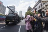 Prajurit TNI berparade dengan alutsista di Jalan MH Thamrin, Jakarta, Kamis (5/10/2023). Parade alutsista TNI tersebut dalam rangka memperingati HUT ke-78 TNI. ANTARA FOTO/Indrianto Eko Suwarso/wsj.
