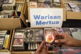 Pegunjung melihat koleksi kaset musik jaman dulu saat acara Pekan Kaset dan Vinyl di Food Plaza IBCC, Bandung, Jawa Barat, Jumat (6/10/2023). Acara tersebut merupakan bazar koleksi kaset, VCD, dan Vinyl musik dari era 50-an hingga 90-an yang dijual dengan harga Rp25 ribu hingga jutaan rupiah sekaligus sebagai ajang berbagi informasi bagi para kolektor dari sejumlah daerah di Indonesia. ANTARA FOTO/Novrian Arbi/agr
