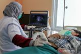 Dokter memeriksa janin seorang ibu hamil dengan peralatan Ultrasonografi (USG) di Puskesmas Sidoarjo, Jawa Timur, Jumat (6/10/2023). Pemerintah  melengkapi fasilitas USG di 30 Puskesmas di Sidoarjo sebagai upaya untuk meningkatkan pelayanan kesehatan khususnya ibu hamil dengan harapan tidak ada lagi kematian ibu dan bayi di wilayah itu. ANTARA Jatim/Umarul Faruq/zk 