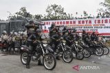 Personel Batalyon D Pelopor Satbrimob Polda Jabar dan Polres Tasikmalaya Kota mengendalikan massa yang ricuh saat simulasi pengamanan pemilu di Terminal Tipe A, Indihiang, Kota Tasikmalaya, Jawa Barat, Jumat (6/10/2023). Polri mengerahkan 434.197 personel dalam Operasi Mantap Brata 2023-2024 dalam rangka pengamanan Pemilu Serentak 2024. ANTARA FOTO/Adeng Bustomi/agr