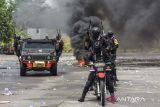 Personel Batalyon D Pelopor Satbrimob Polda Jabar dan Polres Tasikmalaya Kota mengendalikan massa yang ricuh saat simulasi pengamanan pemilu di Terminal Tipe A, Indihiang, Kota Tasikmalaya, Jawa Barat, Jumat (6/10/2023). Polri mengerahkan 434.197 personel dalam Operasi Mantap Brata 2023-2024 dalam rangka pengamanan Pemilu Serentak 2024. ANTARA FOTO/Adeng Bustomi/agr