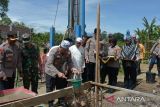 Kapolda Aceh, Irjen Pol Achmad Kartiko (ketiga kanan) dan perangkat desa meletakan batu pertama pembangunan sumur bor di daerah pedalaman kabupaten Aceh Besar, Aceh, Jumat (6/10/2023). Polri melalui program nasional peduli lingkungan membangun sebanyak 20 unit sumur bor di sejumlah kabupaten/kota di provinsi Aceh yang berpotensi terdampak kemarau untuk pemenuhan kebutuhan air bersih masyarakat. ANTARA FOTO/Ampelsa.