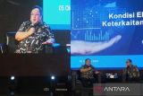 Senior Economist sekaligus Menteri Keuangan periode 2014-2016 Bambang Brodjonegoro (kiri) berbicara dalam perhelatan Wealth Xpo di Kabupaten Kubu Raya, Kalimantan Barat, Kamis (5/10/2023). Dalam acara Wealth Xpo yang bertajuk The Resilience of Indonesia’s Economy in the Political Year 2024 dan diselenggarakan CIMB Niaga untuk nasabah istimewa CIMB Preferred tersebut berbagi insight baru tentang pengelolaan keuangan, proteksi dan investasi di tengah dinamika ekonomi politik global dan nasional  menjelang tahun Pemilu pada 2024 mendatang. ANTARA KALBAR/Jessica Wuysang.