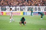 Pesepak bola Persebaya Surabaya Muhamad Kasim Botan tertunduk usai timnya kalah melawan Persib Bandung pada pertandingan BRI Liga 1 di Stadion Gelora Bung Tomo, Surabaya, Jawa Timur, Sabtu (7/10/2023). Persebaya Surabaya dikalahkan oleh Persib Bandung dengan skor 2-3. Antara Jatim/Rizal Hanafi/zk.