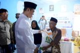 Bupati Pangkep serahkan bantuan kepada warga pegunungan Tondong Tallasa