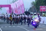  Pebalap memacu sepedanya pada gelaran Tour of Kemala di Pantai Marina Boom, Banyuwangi, Jawa Timur, Sabtu (7/10/2023). Kompetisi balap sepeda yang diinisiasi oleh Yayasan Bhayangkari Indonesia tersebut mempertandingkan 8 kategori dengan jarak tempuh 128 kilometer yang diikuti ribuan peserta dari dalam dan luar negeri diantaranya Thailand, China, Malaysia, Filipina dan Perancis. ANTARA Jatim/Budi Candra Setya/zk