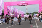  Pebalap sepeda beradu cepat menyentuh garis finis pada gelaran Tour of Kemala di Pantai Marina Boom, Banyuwangi, Jawa Timur, Sabtu (7/10/2023). Kompetisi balap sepeda yang diinisiasi oleh Yayasan Bhayangkari Indonesia tersebut mempertandingkan 8 kategori dengan jarak tempuh 128 kilometer yang diikuti ribuan peserta dari dalam dan luar negeri diantaranya Thailand, China, Malaysia, Filipina dan Perancis. ANTARA Jatim/Budi Candra Setya/zk