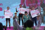 Ketua Umum Bhayangkari Juliati Listyo Sigit Prabowo (kedua kanan) foto bersama pemenang kategori Women Elite pada gelaran Tour of Kemala di Pantai Marina Boom, Banyuwangi, Jawa Timur, Sabtu (7/10/2023). Kompetisi balap sepeda yang diinisiasi oleh Yayasan Bhayangkari Indonesia tersebut mempertandingkan 8 kategori dengan jarak tempuh 128 kilometer yang diikuti ribuan peserta dari dalam dan luar negeri diantaranya Thailand, China, Malaysia, Filipina dan Perancis. ANTARA Jatim/Budi Candra Setya/zk