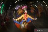 Peserta Kediri Nite Carnival mengenakan kostum unik melewati rute yang telah ditentukan di Kota Kediri, Jawa Timur, Sabtu (7/10/2023). Karnaval malam hari yang diikuti oleh 115 group dari sejumlah daerah tersebut guna memperingati Hut ke-1144  Kota Kediri. ANTARA Jatim/Prasetia Fauzani/zk 