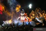 Peserta Kediri Nite Carnival mengenakan kostum unik melewati rute yang telah ditentukan di Kota Kediri, Jawa Timur, Sabtu (7/10/2023). Karnaval malam hari yang diikuti oleh 115 group dari sejumlah daerah tersebut guna memperingati Hut ke-1144  Kota Kediri. ANTARA Jatim/Prasetia Fauzani/zk 