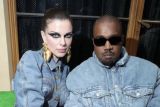 Julia Fox ungkap Kanye West pernah menawarkan operasi payudara saat main Uno
