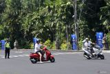 Polisi mengarahkan dua wisatawan asing untuk berbalik arah di sekitar lokasi pelaksanaan Konferensi Tingkat Tinggi (KTT) Archipelagic and Island States (AIS) Forum 2023 di Nusa Dua, Bali, Senin (9/10/2023). ANTARA FOTO/Media Center KTT AIS Forum 2023/Jessica Wuysang/wsj.