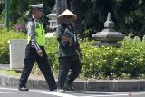 Polisi berbincang dengan warga di sekitar lokasi pelaksanaan Konferensi Tingkat Tinggi (KTT) Archipelagic and Island States (AIS) Forum 2023 di Nusa Dua, Bali, Senin (9/10/2023). ANTARA FOTO/Media Center KTT AIS Forum 2023/Jessica Wuysang/wsj.