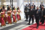 Perdana Menteri Tuvalu Kausea Natano (kedua kanan) didampingi Penjabat Gubernur Bali Sang Made Mahendra Jaya (kedua kanan) disambut Tari Pendet setibanya di Terminal VVIP I Bandara I Gusti Ngurah Rai, Badung, Bali, Senin (9/10/2023). Kedatangan Perdana Menteri Tuvalu tersebut untuk mengikuti Konferensi Tingkat Tinggi (KTT) Archipelagic and Island States (AIS) Forum di Nusa Dua, Bali pada 10-11 Oktober 2023. ANTARA FOTO/Media Center KTT AIS Forum 2023/Nyoman Hendra Wibowo/wsj.