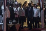 Presiden Joko Widodo (kedua kanan) didampingi Menteri Pertahanan Prabowo Subianto (kanan) menghadiri Upacara Parade Senja di Lapangan Bela Negara, Kementerian Pertahanan, Jakarta, Senin (9/10/2023). Upacara tersebut merupakan bagian dari rangkaian hari ulang tahun (HUT) ke-78 Tentara Nasional Indonesia (TNI). ANTARA FOTO/Aprillio Akbar/wsj.