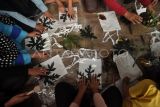 Pelatihan cetak warna alami ecoprinting pada kain di Desa Batu Raja, Kabupaten Bengkulu Utara, Bengkulu, Senin (9/10/2023). Pelatihan yang digelar Hutan Itu Indonesia, KKI Warsi dan Uniqlo itu bertujuan meningkatkan ekonomi warga desa secara individu maupun kelompok dengan memanfaatkan sumber daya alam secara berkelanjutan. ANTARA FOTO/Muhammad Izfaldi/nz