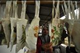 Warga menjemur tas kain hasil cetak warna dengan teknik ecoprinting di Desa Batu Raja, Kabupaten Bengkulu Utara, Bengkulu, Senin (9/10/2023). Terdapat motif cetak dari tanaman lokal yang banyak tumbuh di sekitar hutan desa Lemo Nakai. ANTARA FOTO/Muhammad Izfaldi/nz