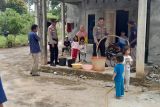 Polisi dan PDAM salurkan 5.000 liter air bersih ke warga di Lampung Barat