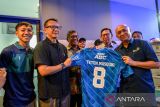 Menteri Koperasi dan UKM Teten Masduki (kanan) menunjukan jersey Persib Bandung yang disablon namannya saat melakukan kunjungan ke Graha Persib di Bandung, Jawa Barat, Rabu (11/10/2023). Dalam kunjungan kerjanya di Bandung, Teten Masduki berkesempatan untuk mengunjungi Persib Store yang melibatkan beberapa UKM di Kota Bandung dalam program Kolaborasib yang mencakup kolaborasi ide, gagasan dan pemikiran. ANTARA FOTO/Raisan Al Farisi/agr