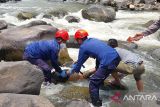 Petugas gabungan evakuasi jasad pria lansia di aliran Sungai Cimandiri