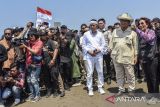 Menteri Pertahanan Prabowo Subianto (kedua kanan) didampingi Ketua Umum Pandu Laut Nusantara atau mantan Menteri Kelautan dan Perikanan (KKP) Susi Pudjastuti (kanan) meninjau perahu saat pembagian perahu nelayan dan bersih-bersih pantai Pangandaran di Pelabuhan Cikidang, Kabupaten Pangandaran, Jawa Barat, Rabu (11/10/2023). Dalam kunjungannya Prabowo Subianto memberikan bantuan 10 perahu untuk nelayan dan mengajak kepada masyarakat untuk menjaga kebersihan lingkungan laut. ANTARA FOTO/Adeng Bustomi/agr