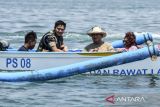 Menteri Pertahanan Prabowo Subianto (kedua kiri) didampingi Ketua Umum Pandu Laut Nusantara atau mantan Menteri Kelautan dan Perikanan (KKP) Susi Pudjastuti (kiri) naik perahu saat pembagian perahu nelayan dan bersih-bersih pantai Pangandaran di Pelabuhan Cikidang, Kabupaten Pangandaran, Jawa Barat, Rabu (11/10/2023). Dalam kunjungannya Prabowo Subianto memberikan bantuan 10 perahu untuk nelayan dan mengajak kepada masyarakat untuk menjaga kebersihan lingkungan laut. ANTARA FOTO/Adeng Bustomi/agr