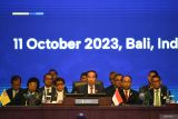 Presiden Joko Widodo membuka Konferensi Tingkat Tinggi AIS Forum 2023 di Bali Nusa Dua Convention Center, Nusa Dua, Kabupaten Badung, Bali, Rabu (11/10/2023). ANTARA FOTO/MEDIA CENTER KTT AIS 2023/M Agung Rajasa/wsj.