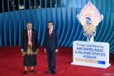 Presiden Joko Widodo menerima Wakil Perdana Menteri Tonga Samiu Kuita Vaipulu setibanya di lokasi KTT AIS Forum 2023 di Nusa Dua, Badung, Bali, Rabu (11/10/2023). ANTARA FOTO/Media Center KTT AIS Forum 2023/Aditya Pradana Putra/wsj.