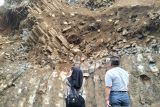 Ahli geologi menduga gundukan batuan di Padang Pariaman kekar kolom