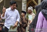 Menteri Agraria dan Tata Ruang/Badan Pertanahan Nasional ATR/BPN Hadi Tjahjanto (kiri) menyerahkan sertifikat tanah kepada warga di Desa Muktisari, Kabupaten Ciamis, Jawa Barat, Kamis (12/10/2023). Sebanyak 405 sertifikat tanah dibagikan kepada warga secara gratis pada proses redistribusi tanah eks Hak Guna Usaha (HGU) PT Maloya yang telah ditetapkan menjadi Lokasi Prioritas Reforma Agraria (LPRA). ANTARA FOTO/Adeng Bustomi/agr