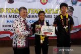 Pemkab Temanggung serahkan bonus bagi atlet peraih emas Asian  Games