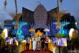 Pemuka agama memimpin doa bersama saat peringatan 21 tahun tragedi bom Bali di Monumen Bom Bali, Badung, Bali, Kamis (12/10/2023). Peringatan yang diikuti warga, keluarga dan kerabat korban serta para wisatawan itu dilakukan untuk mendoakan dan mengenang para korban dalam tragedi terorisme yang menewaskan 202 orang itu. ANTARA FOTO/Fikri Yusuf/hp/zk