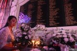 Warga meletakkan bunga saat peringatan 21 tahun tragedi bom Bali di Monumen Bom Bali, Badung, Bali, Kamis (12/10/2023). Peringatan yang diikuti warga, keluarga dan kerabat korban serta para wisatawan itu dilakukan untuk mendoakan dan mengenang para korban dalam tragedi terorisme yang menewaskan 202 orang itu. ANTARA FOTO/Fikri Yusuf/wsj.