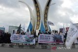 Masyarakat yang tergabung dalam Forum Ukhuwah Muslimin dan Muslimah peduli Palestina membentangkan spanduk saat aksi damai di Bundara Simpang Lima , Banda Aceh, Aceh, Jumat (13/10/2023). Forum Ukhuwah Muslimin dan Muslimah  mengutuk serangan zionis Israel terhadap Palestina dan mendesak  negara negara Arab dan PBB  berperan dalam mewujudkan situasi kondusif di Palestina. ANTARA FOTO/Ampelsa.