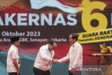 Presiden Joko Widodo (kanan) berjabat tangan dengan Ketua DPP Projo Budi Arie Setiadi (tengah) disaksikan Sekjen DPP Projo Handoko usai membuka Rakernas VI Projo di Indonesia Arena GBK, Jakarta, Sabtu (14/10/2023). Rakernas tersebut mengangkat tema Suara Rakyat Penentu Kemenangan 2024. ANTARA FOTO/Aprillio Akbar/aww/zk