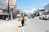 Penjual pisang keliling di Kota Palu berjuang di bawah teriknya Matahari