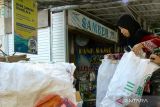Pekerja memilah sampah di Bank Sampah Sektor Samber 10, Surabaya, Jawa Timur,Senin (16/10/2023). Bank Sampah yang dikelolah warga setempat itu memiliki 110 unit bank sampah yang tersebar di beberapa wilayah dan mampu mengumpulkan sampah sebanyak 3,5 ton sampah dalam sebulan. ANTARA Jatim/Mega Tokan/zk