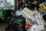 Pekerja memilah sampah di Bank Sampah Sektor Samber 10, Surabaya, Jawa Timur,Senin (16/10/2023). Bank Sampah yang dikelolah warga setempat itu memiliki 110 unit bank sampah yang tersebar di beberapa wilayah dan mampu mengumpulkan sampah sebanyak 3,5 ton sampah dalam sebulan. ANTARA Jatim/Mega Tokan/zk