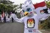 Maskot Pemilu 2024 Sura dan Sulu mengikuti Kirab Pemilu 2024 di Bale Kota Tasikmalaya, Jawa Barat, Senin (16/10/2023). Kirab yang bertemakan 