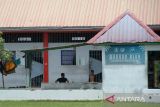 Dua warga binaan berada di teras bangunan kamar tahanan Lembaga Permasyarakatan (Lapas) kelas II A Banda Aceh, Aceh, Senin (16/10/2023). Kementerian Koordinator Bidang Politik, Hukum dan Keamanan ( Kemenkopolhukam) menyatakan pemerintah sedang mengkaji pemberian grasi massal bagi  narapidana kejahatan kasus penyalahgunaan narkoba guna mengatasi permasalahan kapasitas berlebihan lembaga permasyarakatan dan saat ini tercatat sebanyak 270.000 napi  penghuni Lapas, sekitar 51 persen di antaranya terlibat kasus narkoba. ANTARA FOTO/Ampelsa.