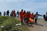 Tim SAR gabungan Cilacap evakuasi jenazah pencari ubur-ubur di perairan Lengkong